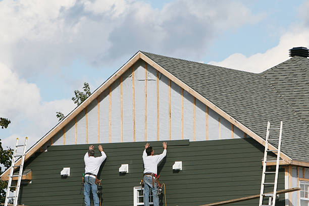 Professional Siding Installation technician working in Wellington, TX